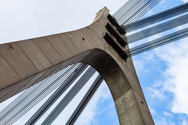 Pilon ve kabloları Kiev Askılı Köprüsü