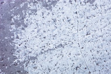 Kısmen beyazlatılmış beton duvar, zengin ve çeşitli dokulara sahip.