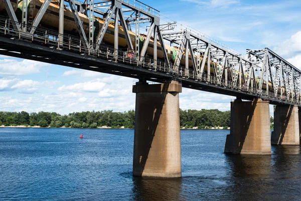 Railroad bridge in Kyiv across the Dnieper with freight train — Stock Photo, Image