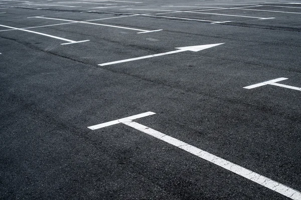 Surface asphaltée du parking avec des lignes de marquage routier — Photo