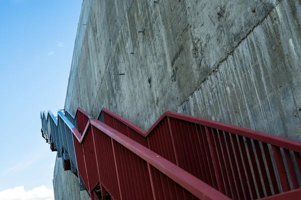 Kovové schody na šedé betonové stěně — Stock fotografie