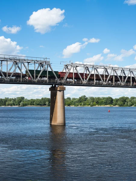 Un des piliers soutenant le pont ferroviaire — Photo