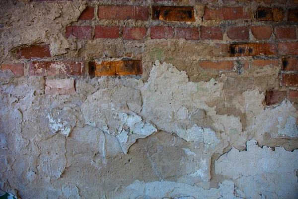 Oude bakstenen muur met de beschadigde pleister — Stockfoto