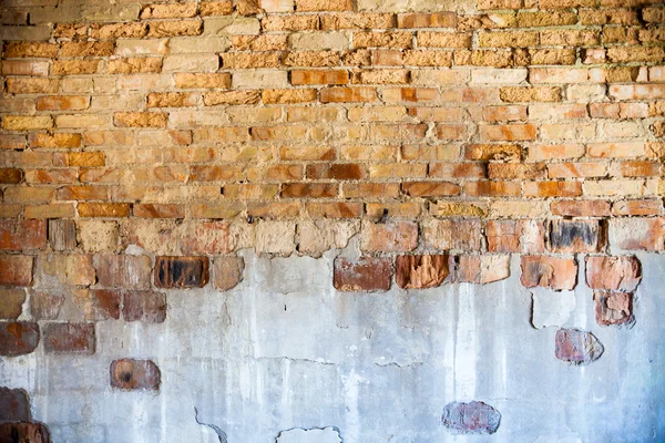 Alte Ziegelmauer mit dem beschädigten Putz — Stockfoto