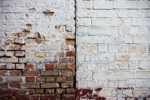 Старі побілені цегляні стіни — стокове фото