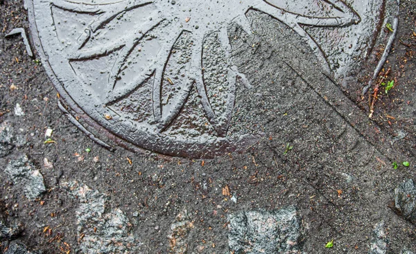 Closeup of the manhole with wet metal cover — Stock Image Closeup of the manhole with wet metal cover Stock Image
