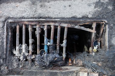 Hasarlı drenaj rendeleyin çöp ile