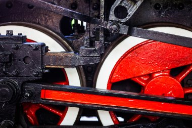 Eski buharlı lokomotifin çalışan dişlileri
