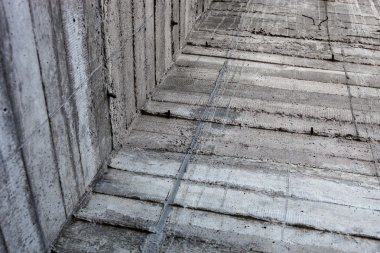Gri beton duvar ile sertleştirilmiş shuttering kalıplar izleri