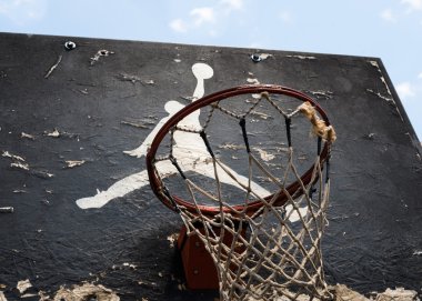 Eski basketbol tahtasının üzerinde Nike 'tan Jumpman logosu