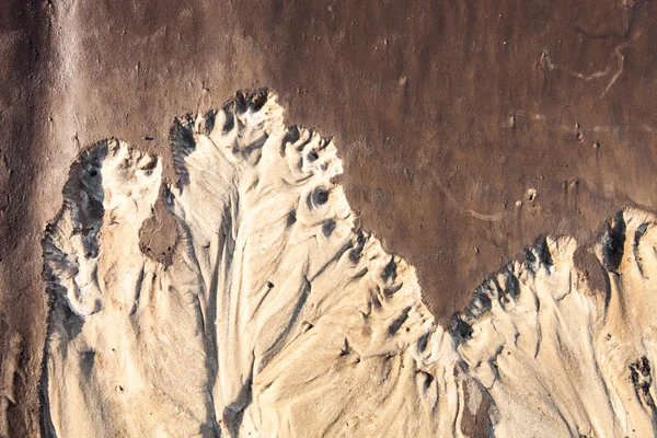 Surface de sable avec le relief formé par les courants d'eau — Photo
