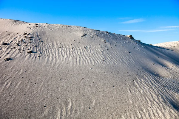 Graue Sanddünen und blauer Himmel — Stockfoto