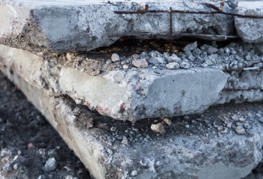 Eski ve hasarlı beton bloklar.