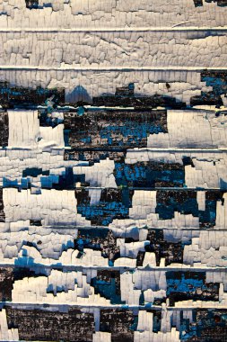 Kırık yağlı-boya kalıntıları ile eski ahşap plakalar