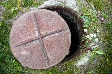 çim paslı metal kapaklı kuyu açmak.