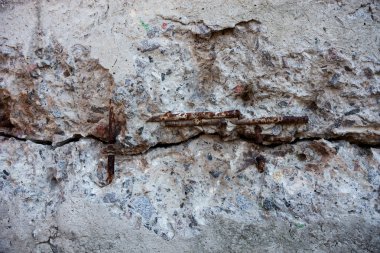 Gri beton yüzeyi görünür takviye ile kırık