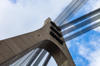 Pilon ve kabloları Kiev Askılı Köprüsü