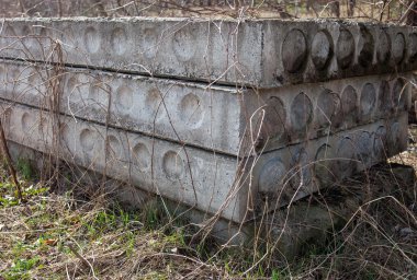 Eski beton blok yığını