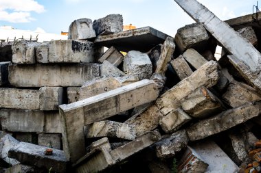 Hasarlı beton blokların büyük yığını.