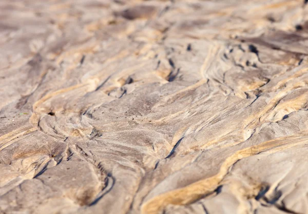 Surface de sable avec le relief formé par les courants d'eau — Photo