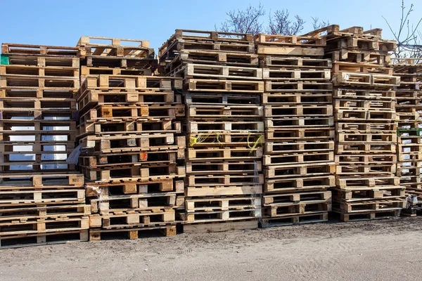 Большая пачка деревянных грузовых поддонов — стоковое фото