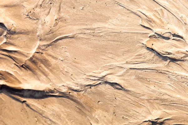 Surface de sable avec le relief formé par les courants d'eau — Photo