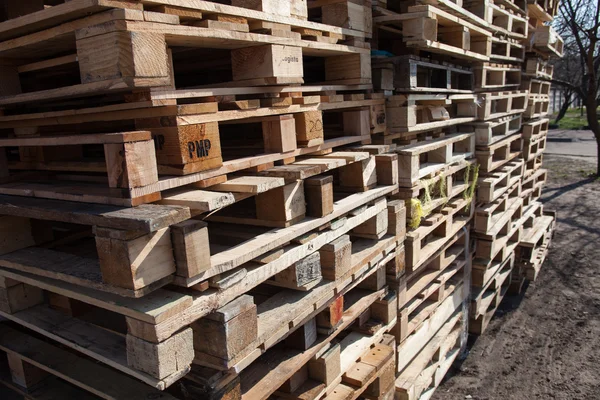Большая пачка деревянных грузовых поддонов — стоковое фото