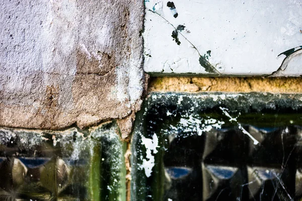 旧墙与损坏的玻璃砖和水泥砂浆 — 图库照片