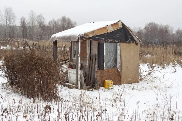 Tymczasowe samodzielne schronienie w zimie — Zdjęcie stockowe