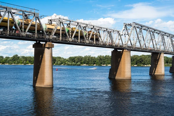 Kyiv 'deki demiryolu köprüsü Dinyeper boyunca yük treniyle.