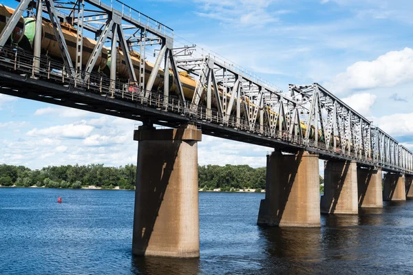 Railroad bridge in Kyiv across the Dnieper with freight train — Stock Photo, Image