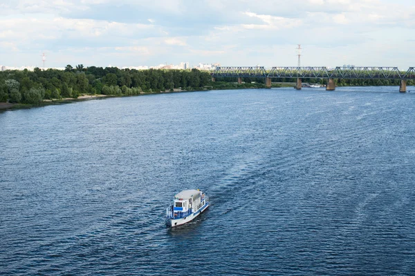 Лодка плавает в голубой Днепр — стоковое фото