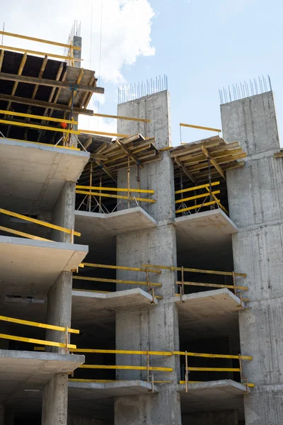 Betonrahmen des zukünftigen Gebäudes — Stockfoto