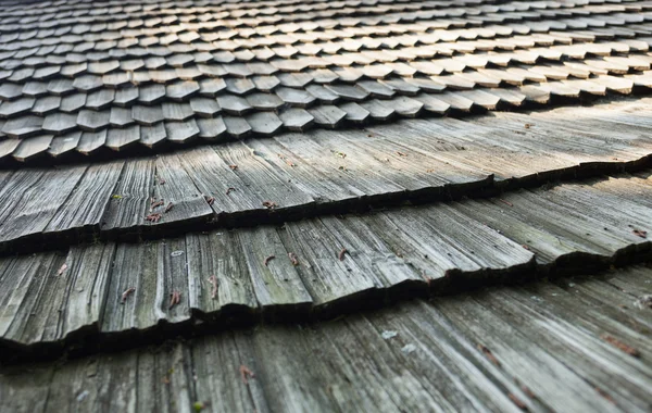 Velho telhado de madeira telha — Fotografia de Stock