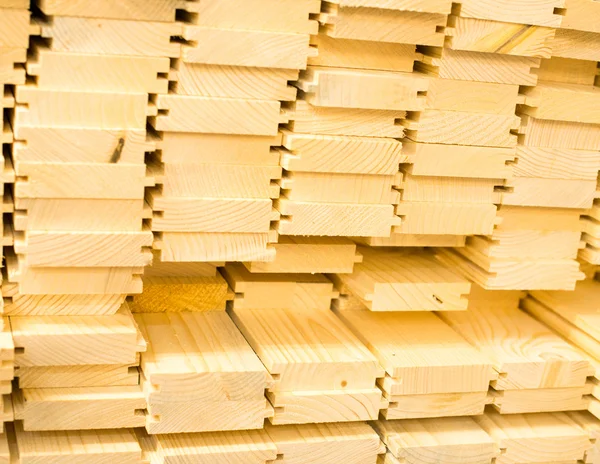 Stapel nieuwe houten planken — Stockfoto