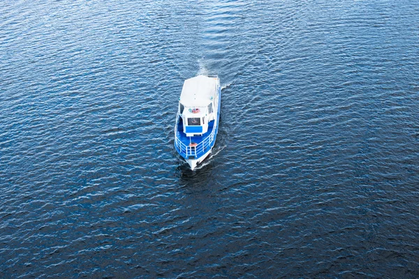 The boat floating in the blue Dnieper waters — Stock Photo, Image