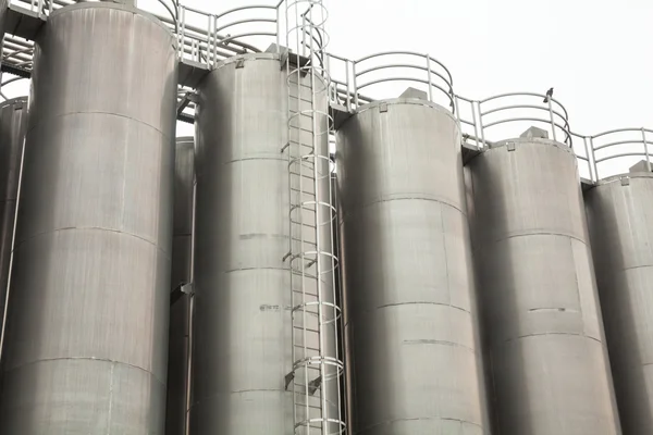 Metalen toren silo's van de fabrieksinstallaties — Stockfoto