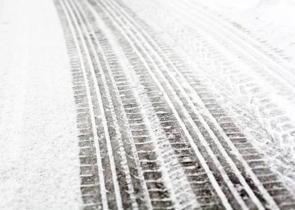 Колісні колії на дорозі вкриті снігом — стокове фото