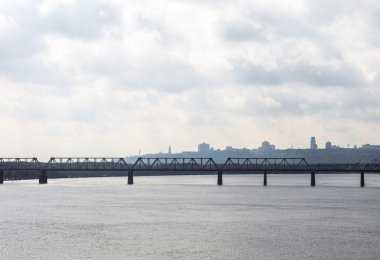 Dinyeper arasında Kiev Petrivskiy Demiryolu Köprüsü