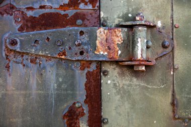 Metal kapı eski paslı metal menteşe