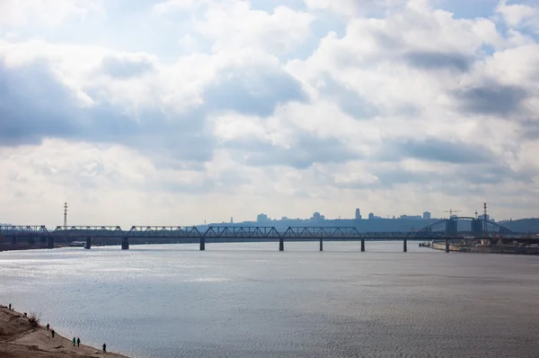 Петривский железнодорожный мост в Киеве через Днепр — стоковое фото