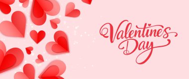 Romantik Sevgililer Günü tebrik kartı yumuşak pembe arka planda katmanlı kağıt kalpler ve zarif el yazısı harfleri. Aşk kartları, afişler, davetiyeler ve tatil tasarımları için mükemmel..