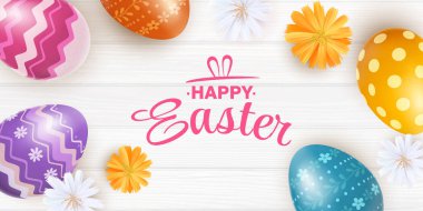 Beyaz ahşap arka planda renkli yumurta ve bahar çiçeklerinin yer aldığı bir Paskalya bayrağı. Şenlik tasarımı Mutlu Doğular ve metin için boşluk sözcüklerini içerir..