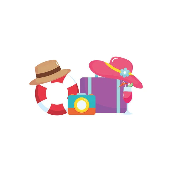 Maleta de viaje con sombrero de playa, cóctel e iconos relacionados alrededor, de estilo plano — Vector de stock