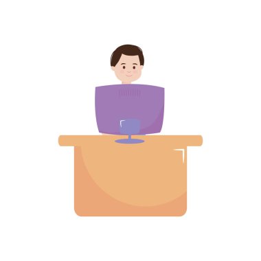 Bilgisayarda ve masada çalışan genç adam, kapalı alanda faaliyet gösteriyor.