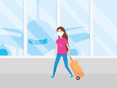 Havaalanı yeni normal, koruyucu maske ve bavul takan bir kız.