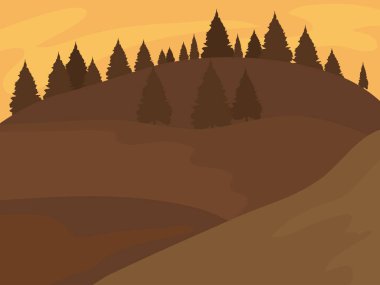 Ormanlı dağ manzarası Akşam gökyüzünün altında Turuncu yükselişte