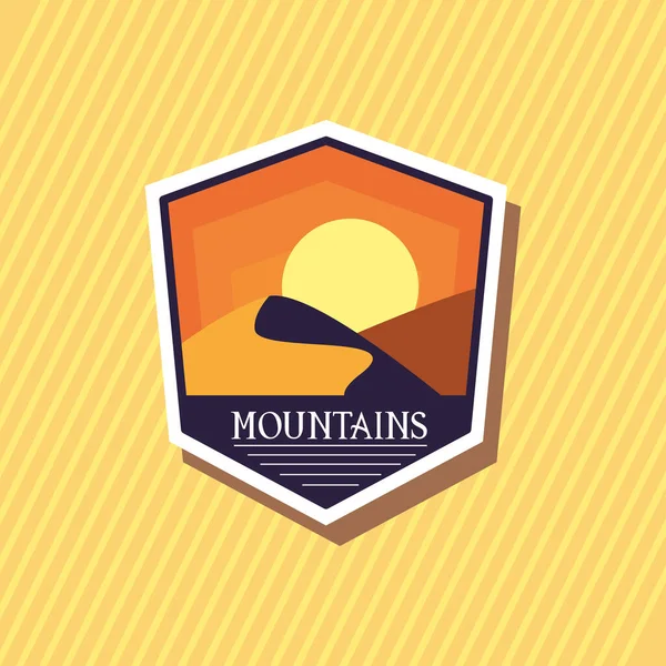 Montagnes avec étiquette paysage soleil sur fond rayé design vectoriel — Image vectorielle