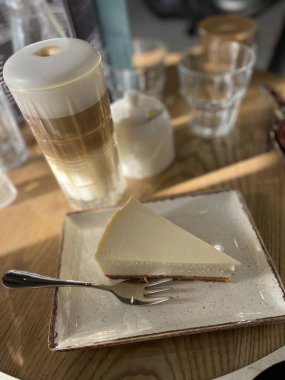 Peynirli kekle kahve zamanı.