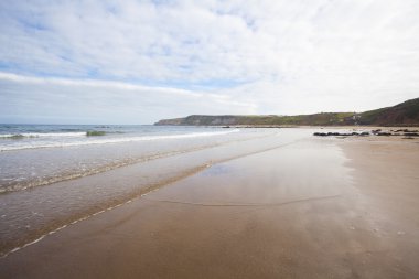 Kumsal deniz manzarası üzerinde dalgaların kırılması